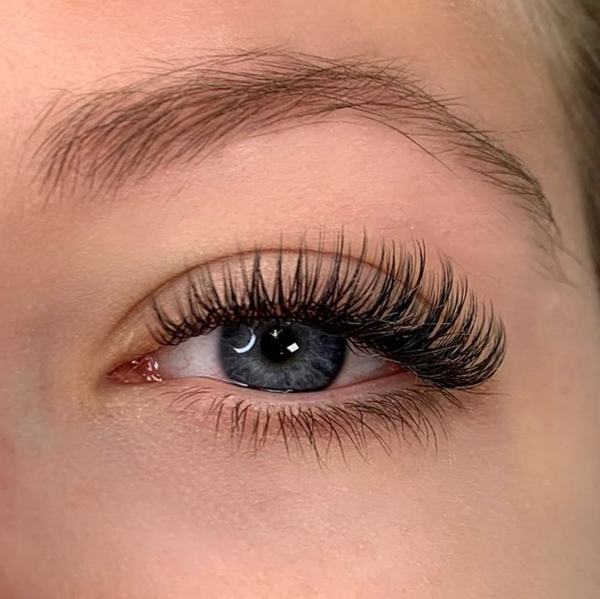 wet look lashes - eyelash extension trend