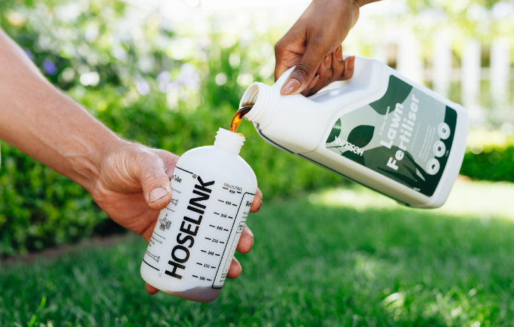 lawn fertiliser and fertiliser spray mixer bottle