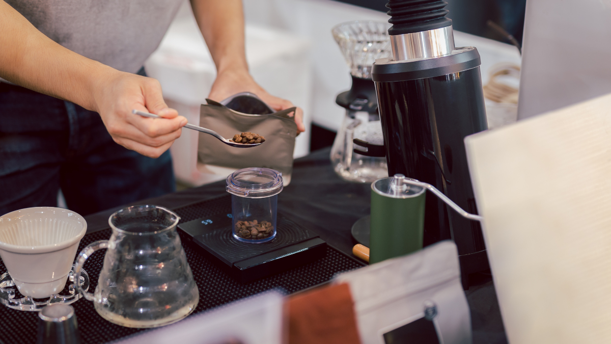 Barista dosiert Kaffeebohnen für eine frische Zubereitung in einem modernen Café