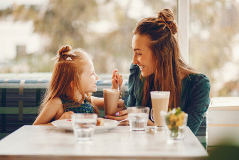 Mère buvant du café avec sa fille