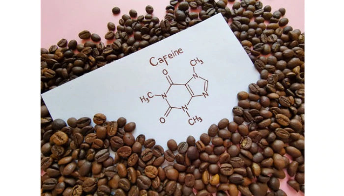 grains de café avec formule chimique de la caféine