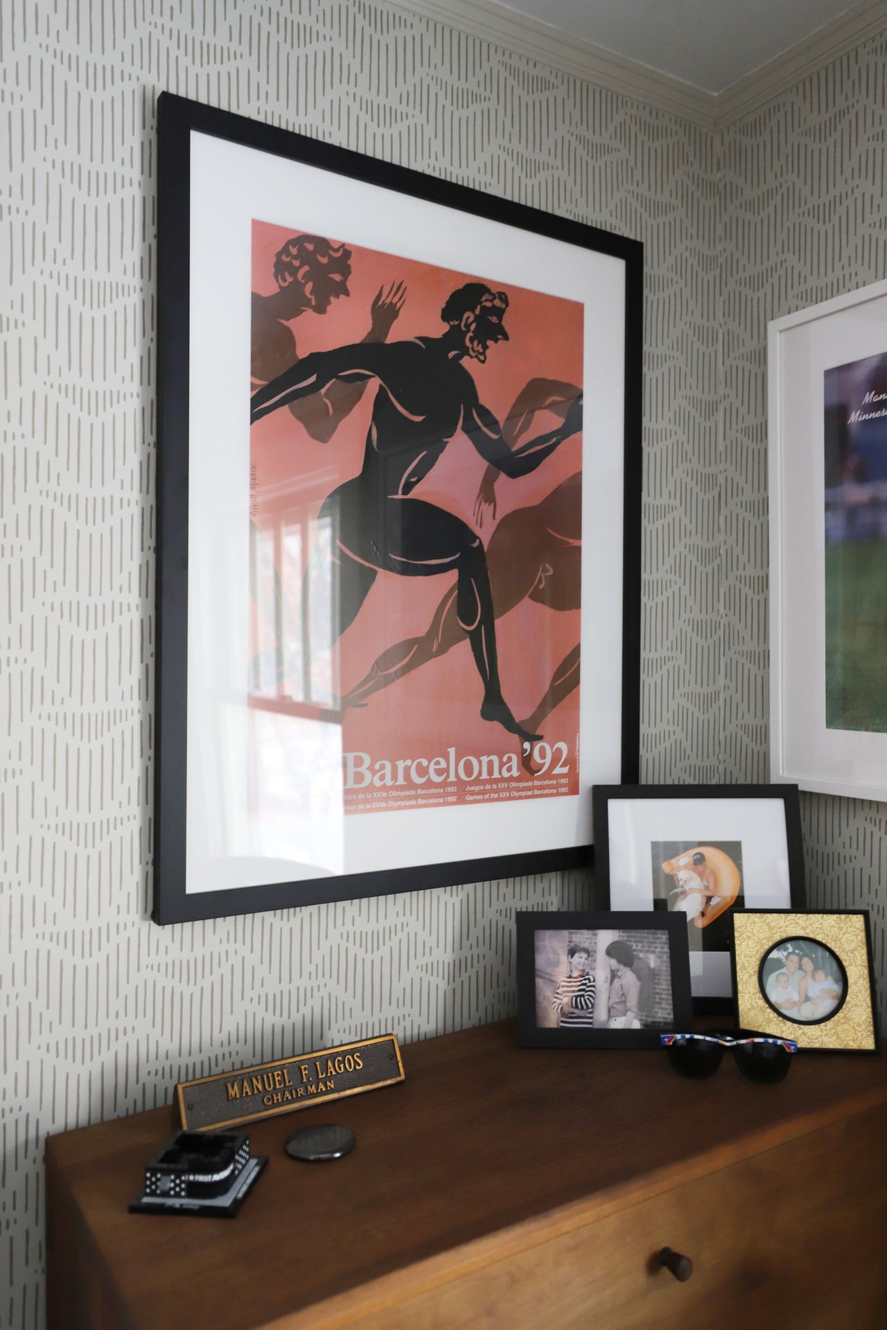 A Home Office That Marries Style and Function featuring Palma (Sand) wallpaper by Lawson-Fenning for Hygge & West