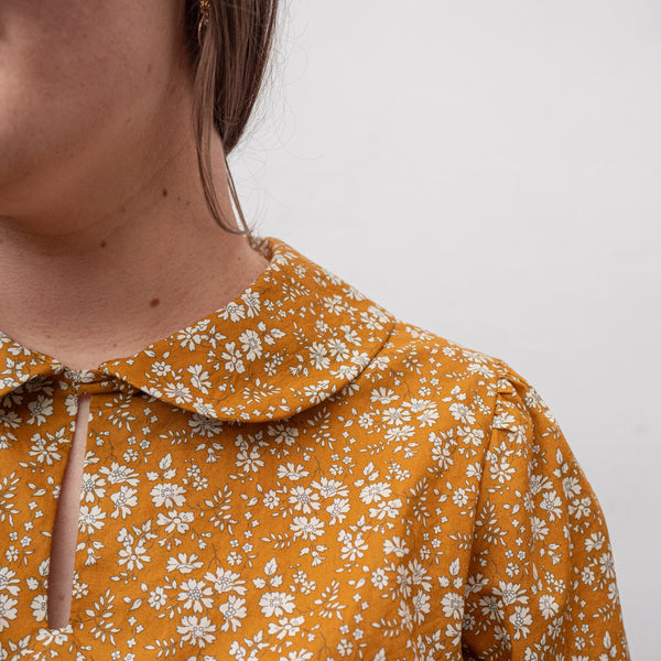 Close up shoulder view of Bri's Forget-me-no Helmi blouse with puff sleeve hack