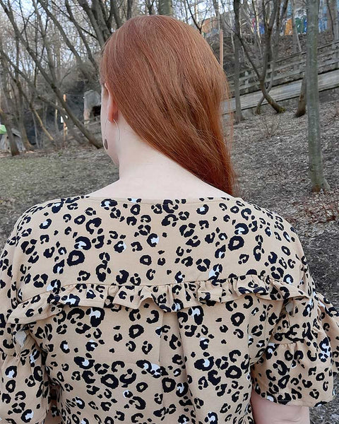 Forget-me-not Lola blouse with ruffle sleeves in leopard print, close up of back view