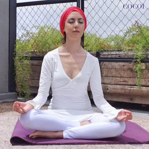 Mujer Caucásica Joven Que Hace Yoga En La Montaña, Vestido Con Ropa  Deportiva Blanca. Ella Relajarse Y Meditar En La Parte Superior De La  Cumbre En La Estera De Yoga. Kazajstán, Almaty