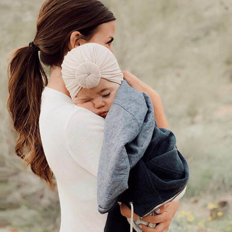 proteger la tete du bebe avec un turban bebe