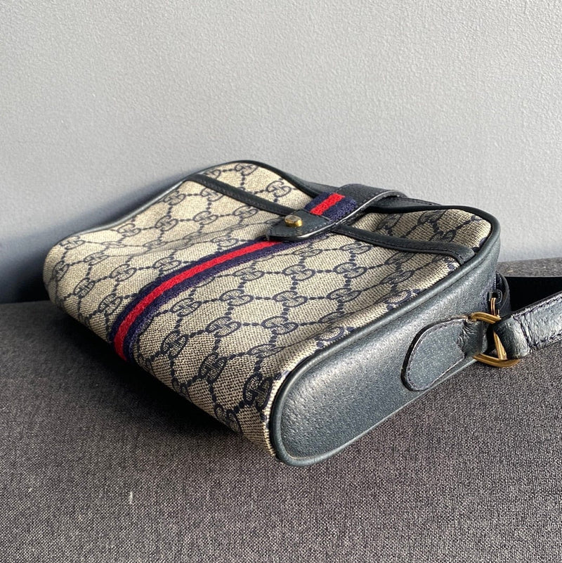 GUCCI Vintage Supreme Navy and Red Crossbody Camera Bag - AWL3500 –  LuxuryPromise