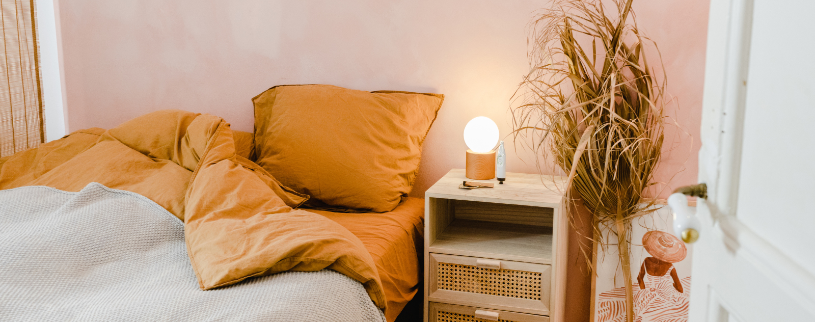 Chambre à coucher avec lampe en bois