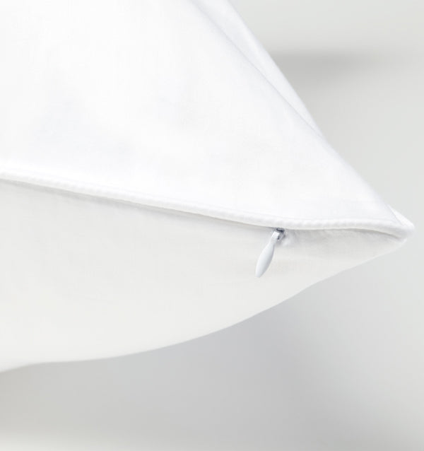 https://cdn.shopify.com/s/files/1/0095/2306/8991/products/sferra-pillow-protector-closeup.jpg?crop=center&v=1580844954&width=800