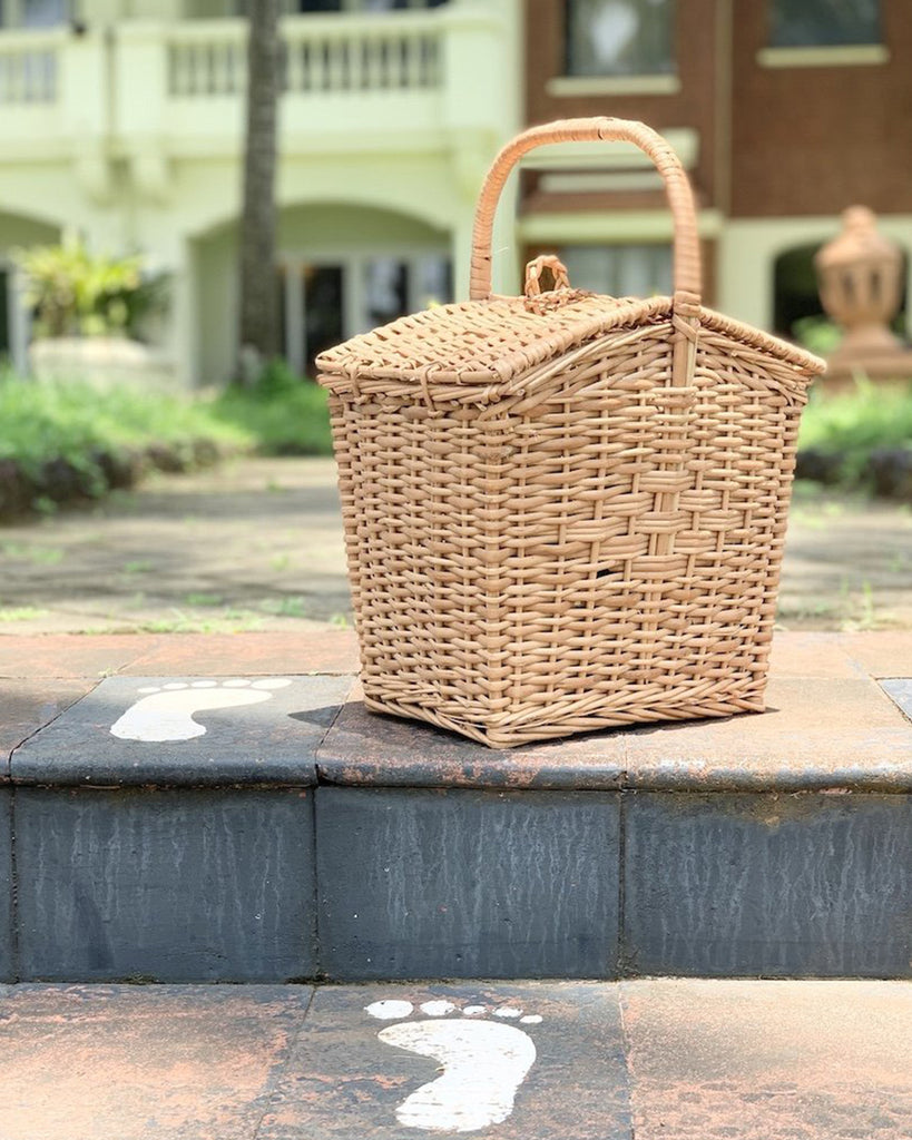 wicker picnic basket 