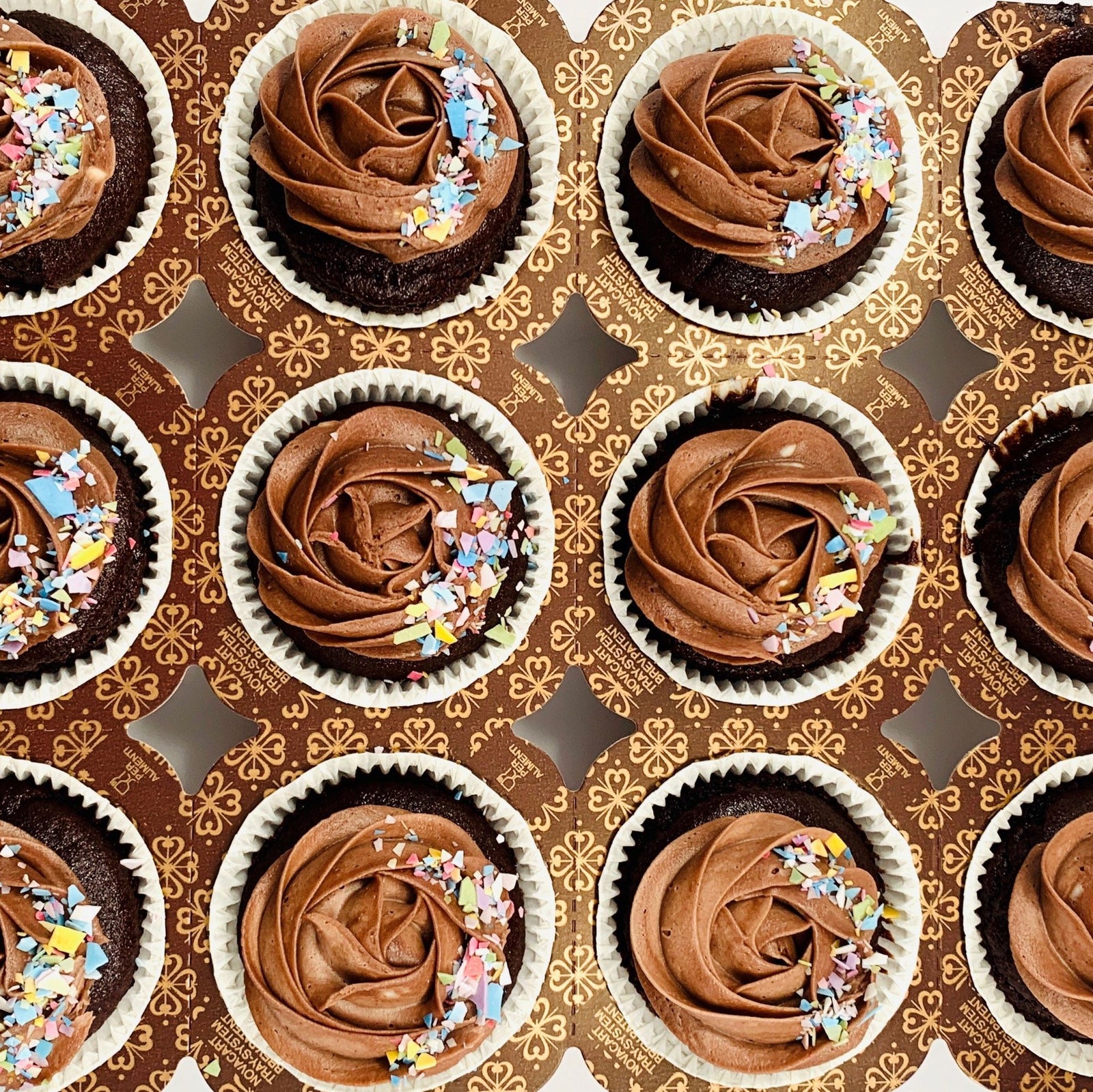 https://cdn.shopify.com/s/files/1/0095/3082/products/cupcakes_party_chocolate_medium_IMG_5158_sq_2048_8cef3293-f6a9-475e-ad0f-92f005226de8_1600x.jpg?v=1610558364