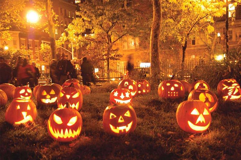 9 つの楽しみとスプーキーのハロウィーンのお祝い