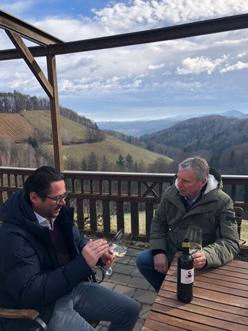 Steiermark 2 Männer trinken Wein