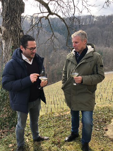 2 Männer trinken Wein in der Steiermark