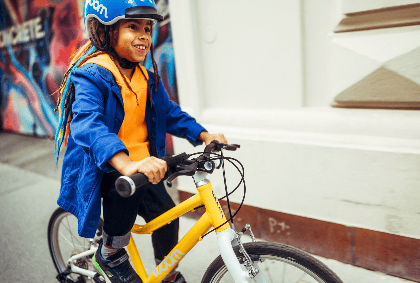 boy riding a Woom 4 - bike club