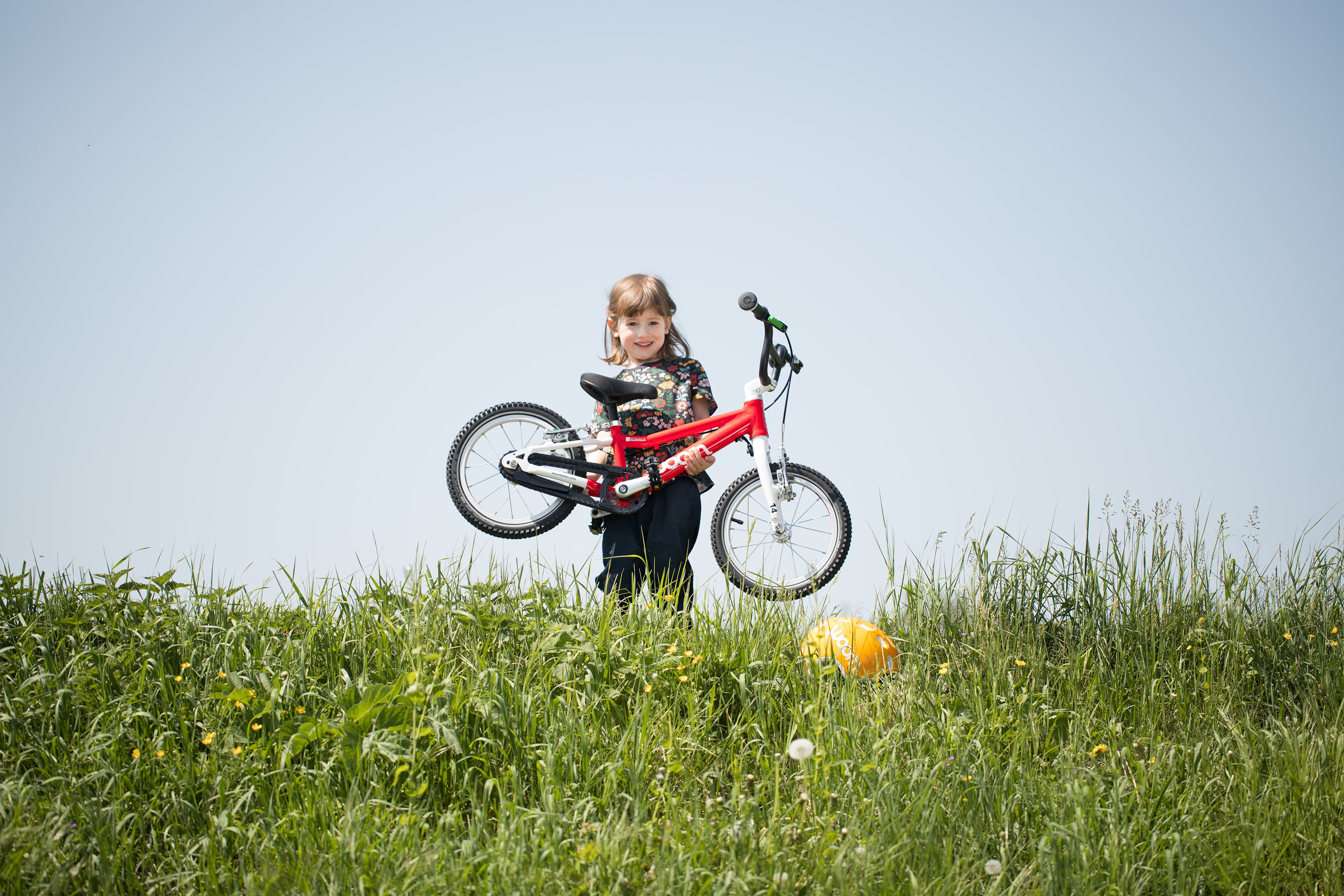 child holding a Woom 2 - bike club