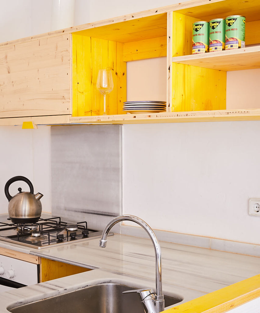 Yellow kitchen in Poble Sec flat