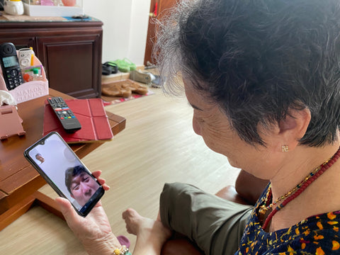 teaching grandma to use a smartphone essay