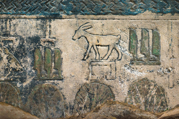 Verwitterte Wandschnitzerei und Malerei aus dem alten Ägypten