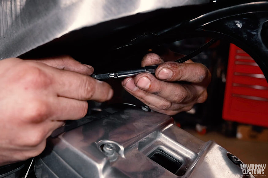 Adjusting the cable by the carb