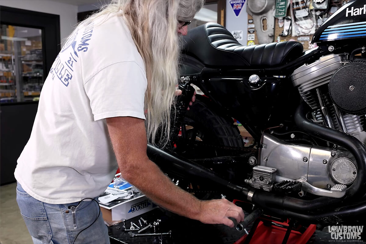 Video: How To Install Biltwell's Exfil Motorcycle Utility Bags On Harley-Davidsons-44