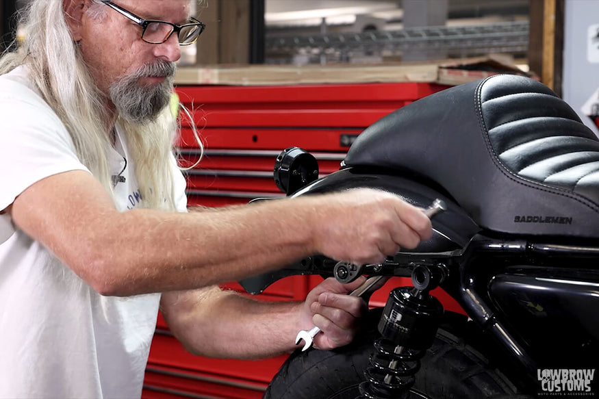 Video: How To Install Biltwell's Exfil Motorcycle Utility Bags On Harley-Davidsons-45
