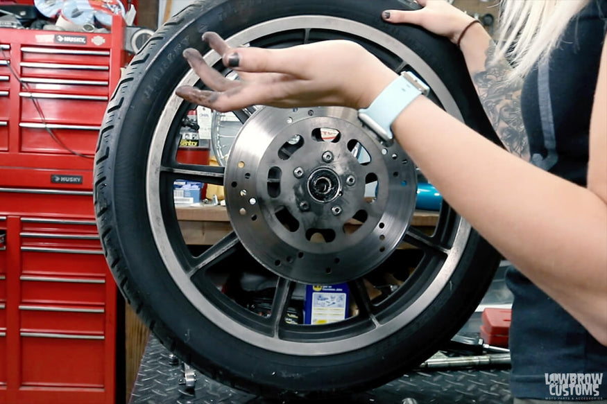 VIDEO-How to Install a 21in Chrome Lowbrow Customs Ribbed Spool Hub Wheel on a 39mm Narrow Glide Front End-4