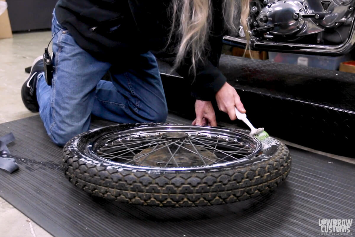 Video- How To Change A Motorcycle Tire By Yourself-7
