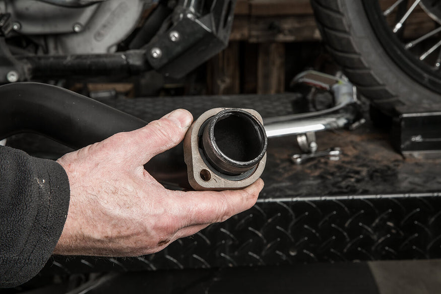 Before installing the pipes onto the cylinder heads, make sure the ring is sitting flush into the indent of the flange. - Lowbrow Customs - 2 into 1 by Kerker How to Install on Dyna