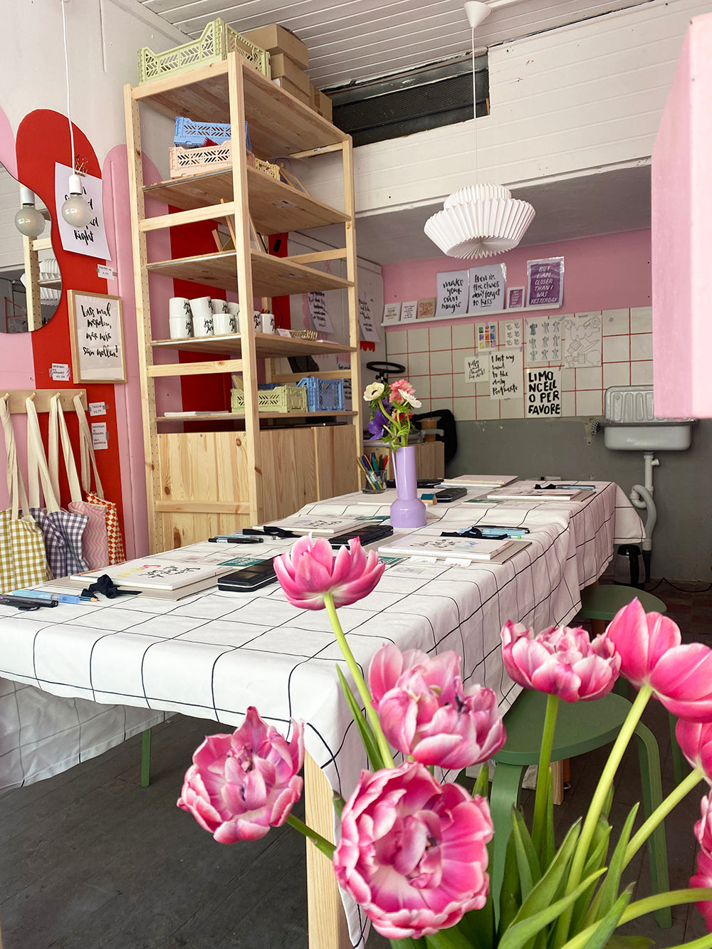 brushmeetspaper - Lettering Workshop Rosenheim, gedeckter Tisch, Blumen im Vordergrund