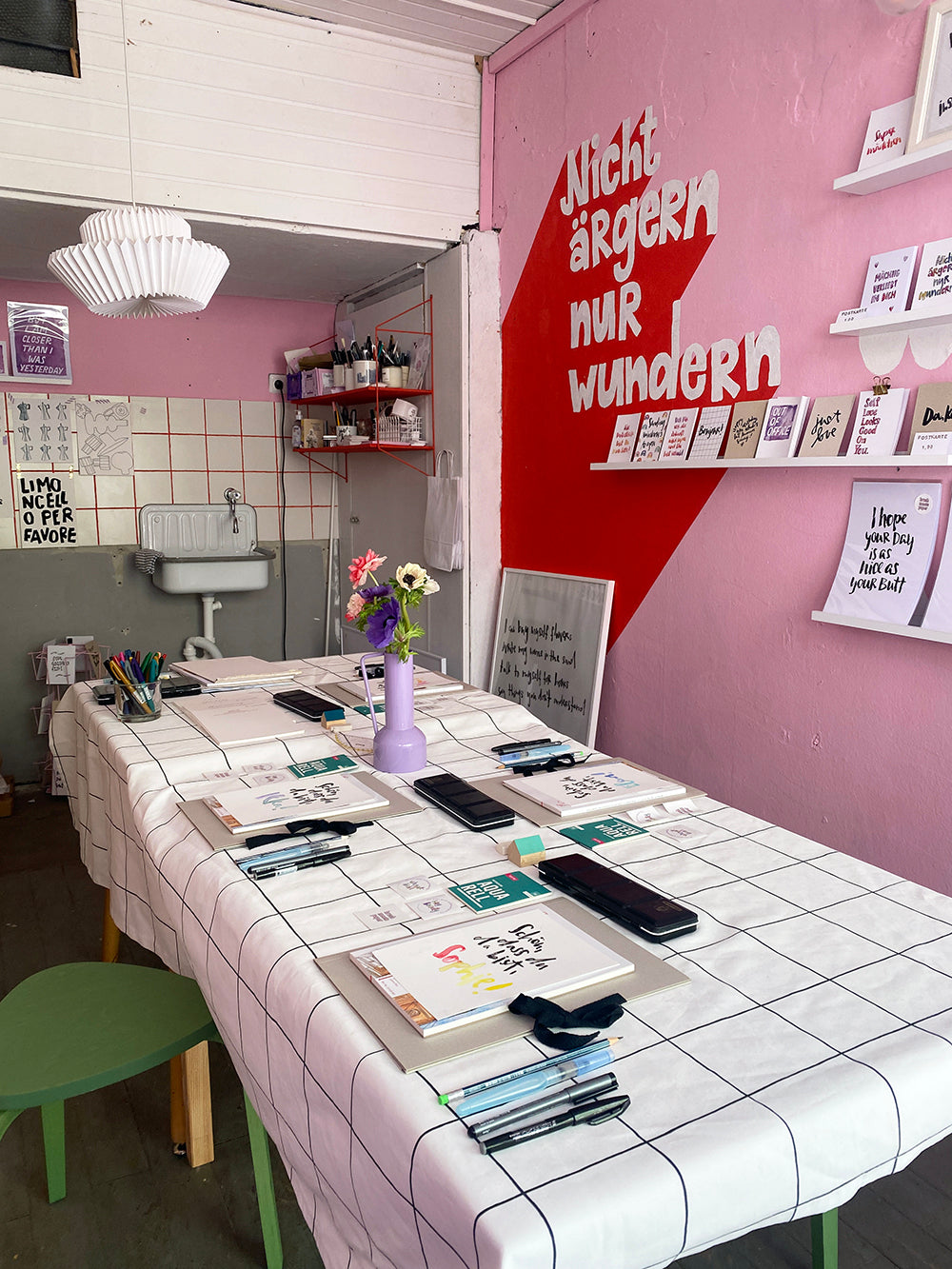 brushmeetspaper Lettering Workshop Rosenheim - Tisch gedeckt für die Workshop-TeilnehmerInnen