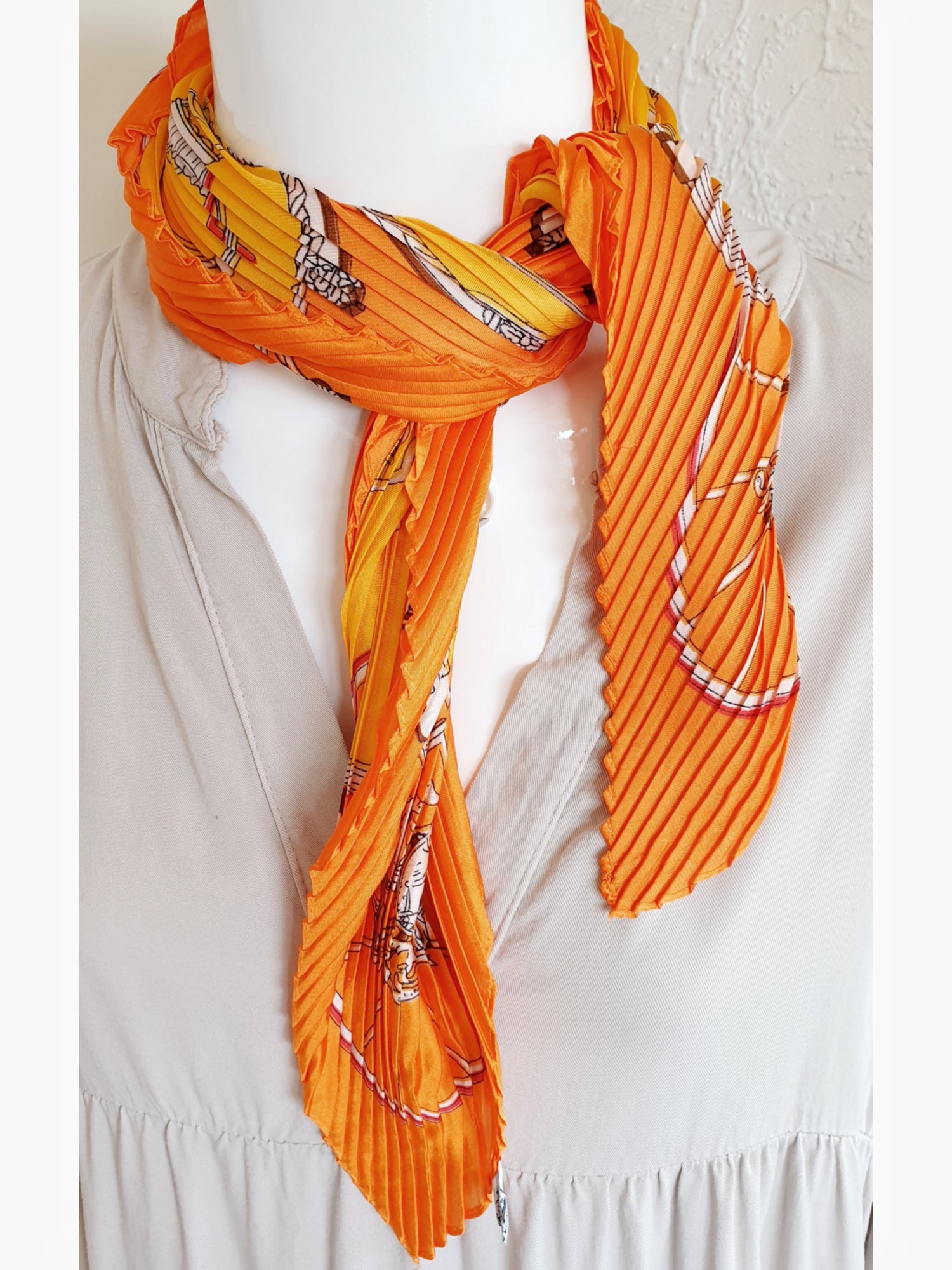 Nickituch im Plissee Look mit Seide in leuchtendem Orange und Gelb und Pferdemotiv