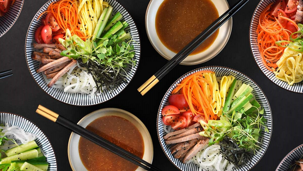 Bowls of Hiyashi chuka for keto japanese food