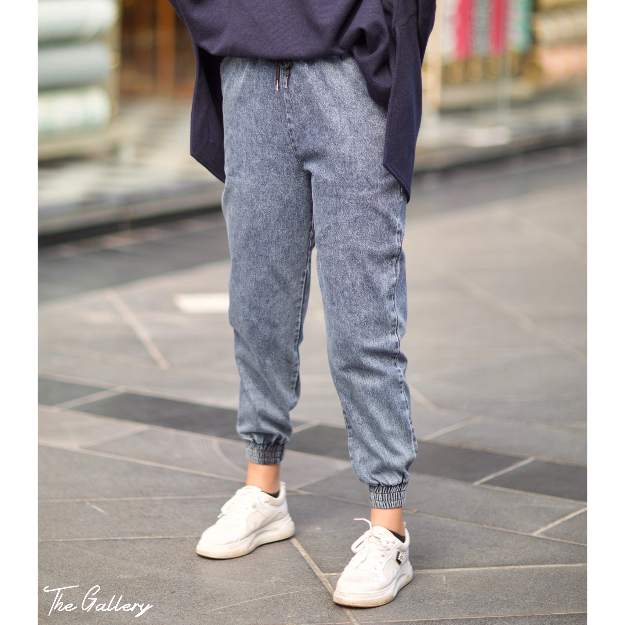 Blue denim jogging pants – The Gallery