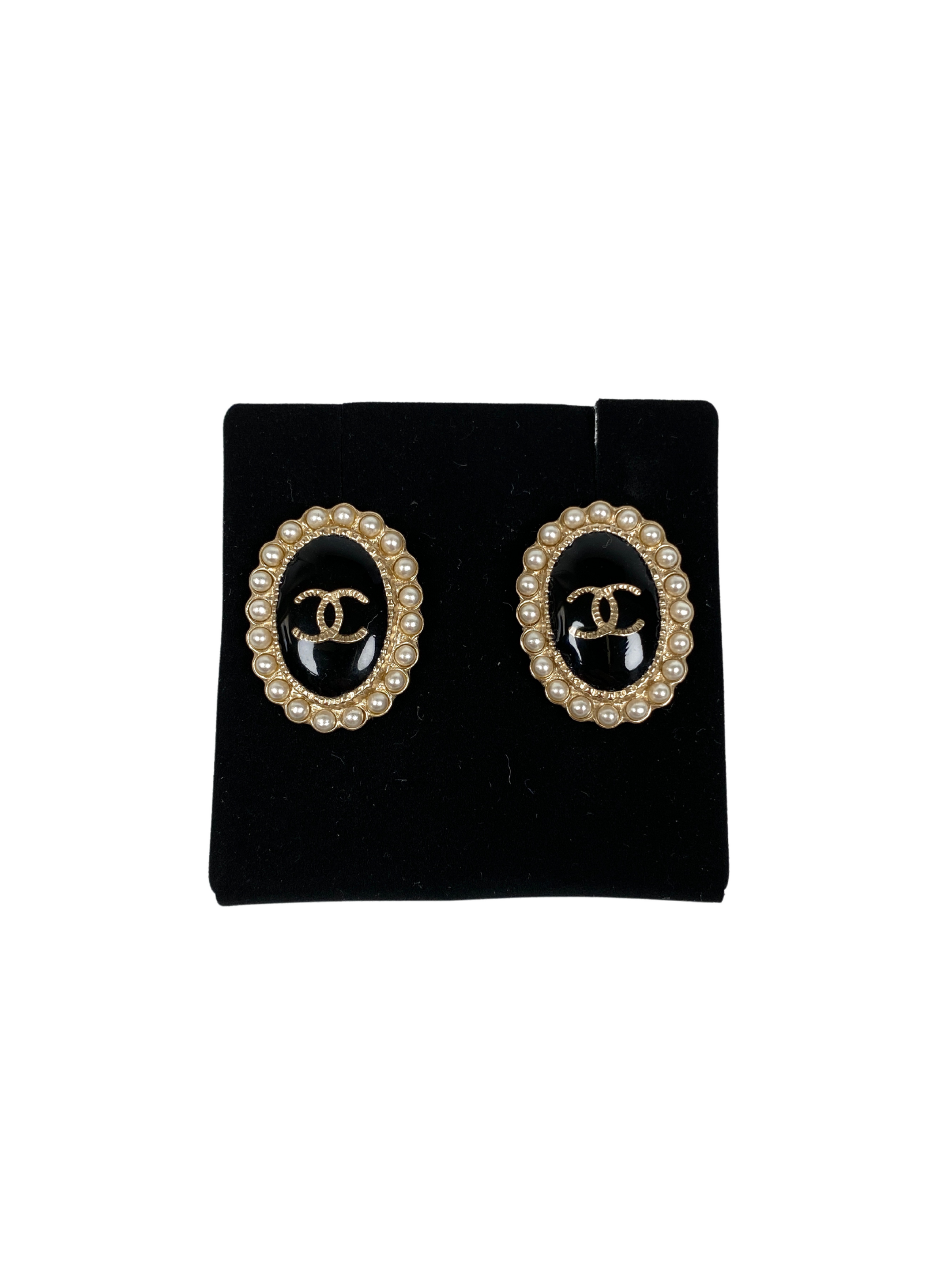 CHANEL - BLACK & GOLD CC OVAL FAUX PEARL ENCIRCLED STUD EARRINGS –   AU