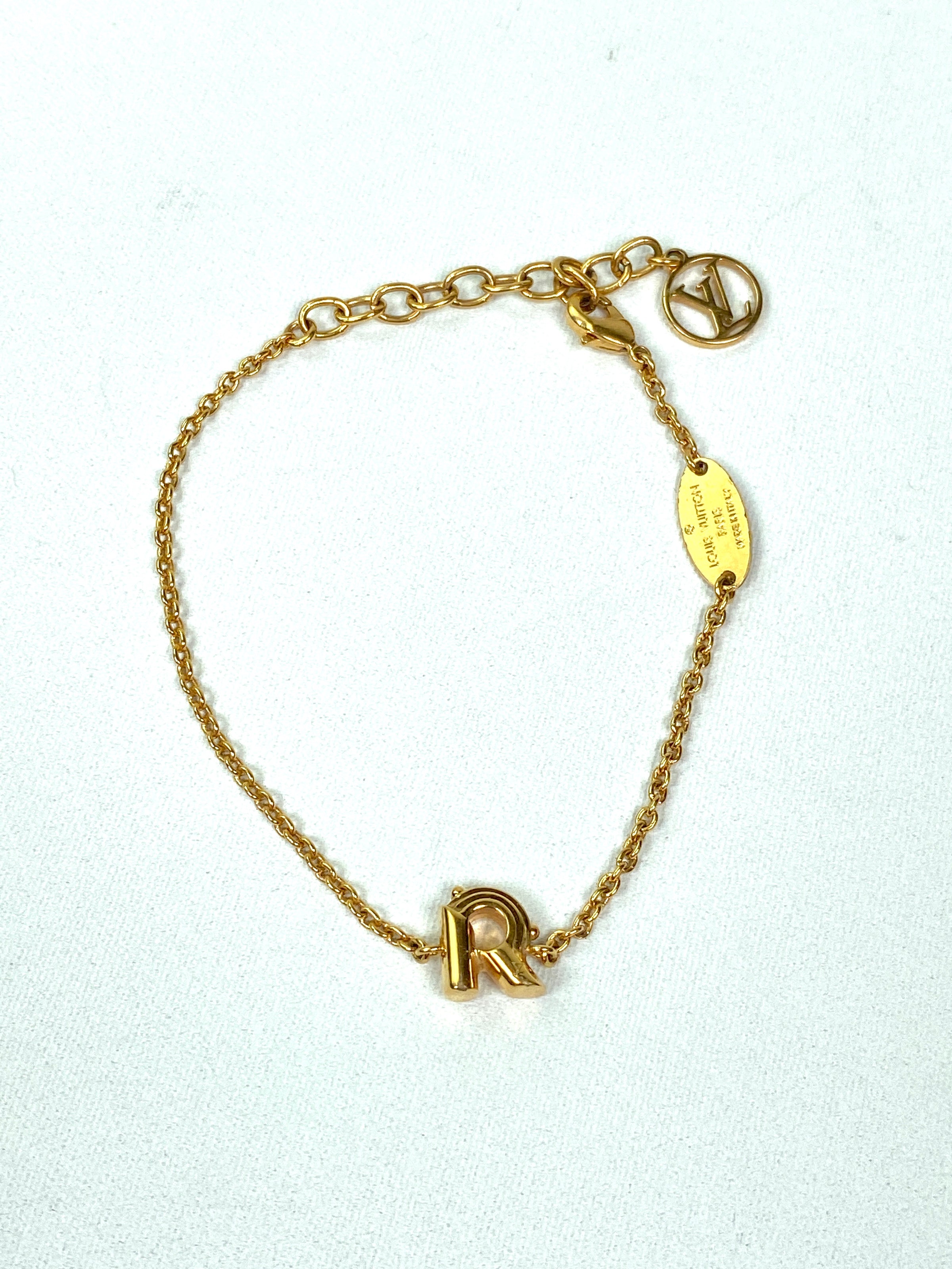 Louis Vuitton LV and Me Gold Tone R Pendant Necklace For Sale at 1stDibs