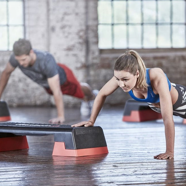 accent Factuur leeg Trainen met een aerobic step: uitleg en oefeningen