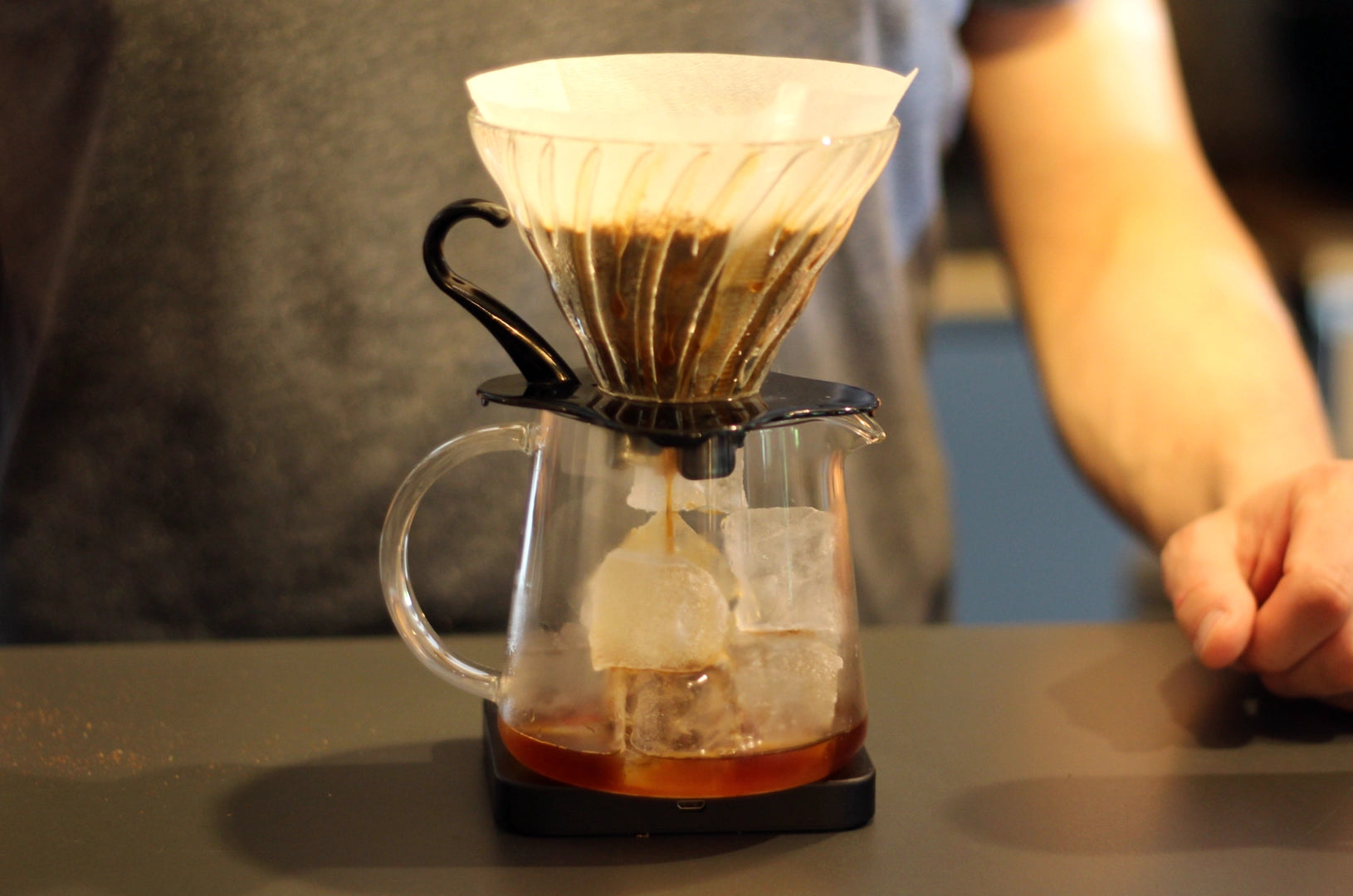 Zubereitungsprozess für Filterkaffee auf Eis. Die Eiswürfel kommen zuerst in die Karaffe, anschließend brühen wir den Filterkaffee wie gewohnt auf.