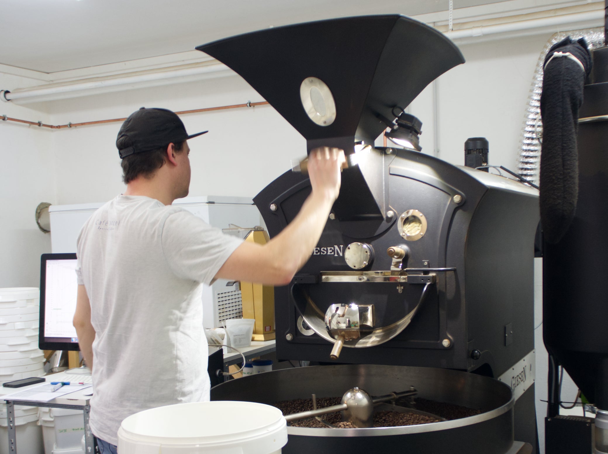 Über das Beobachtungsfenster rechts sieht man die Kaffeebohnen im Röster tanzen.