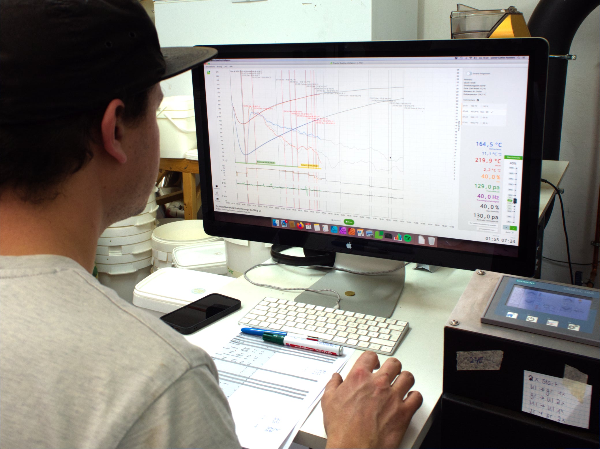 Philip monitors the development of a roasting curve live using the Cropster roasting software.