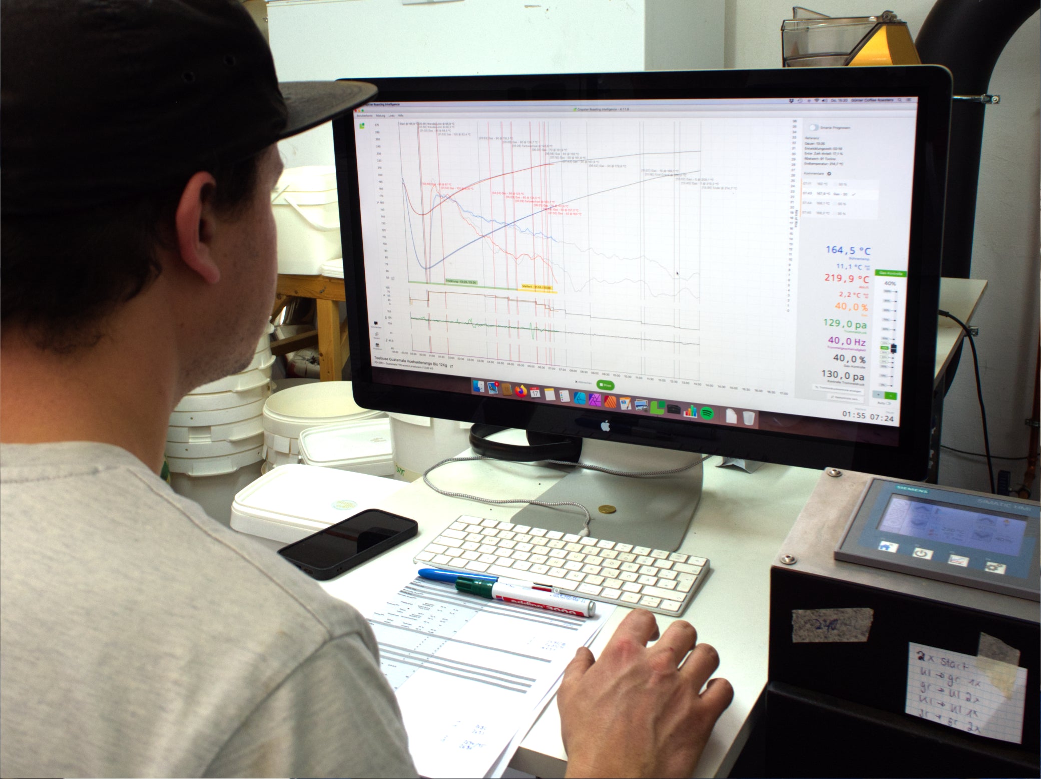 Philip bewacht die Entwicklung einer Röstkurve live mit Hilfe der Röstsoftware Cropster.