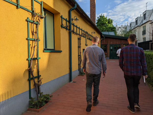 Picture of visitors walking to Heuriger Zahel - the "Austrian tavern"