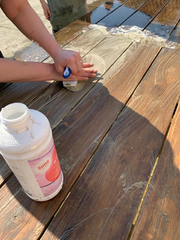 Houten tuintafel schoonmaken met Suns reiniger