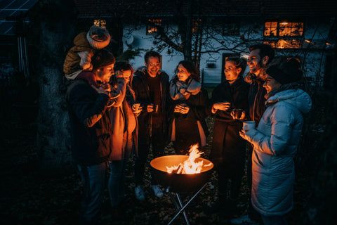 De Bowl van Höfats heeft 2 onderstellen, dus gemakkelijk om te bouwen van vuurkorf naar barbecue en andersom.