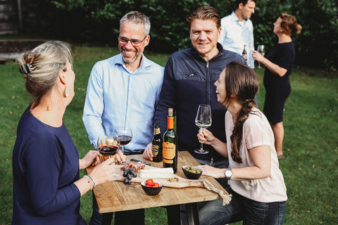 Genieten met vrienden in de tuin aan een bartafel