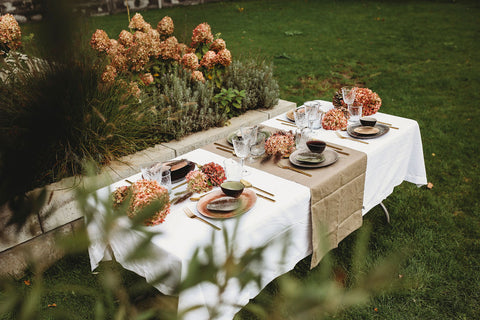 Gedekte buffettafel in de tuin voor feestjes