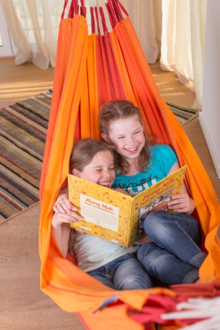 Spelende kinderen in een hangmat van La Siesta