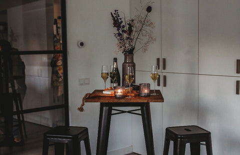 Robuuste statafel Gandria. een stoere hangtafel met houten blad en stapelbaar zwart frame