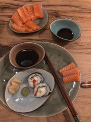 Zelfgemaakte sushi uitgeserveerd op gekleurde borden