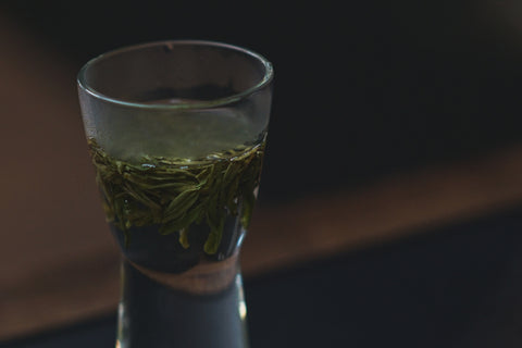 Brewing Longjing green tea 'grandpa style' | Plantation by teakha